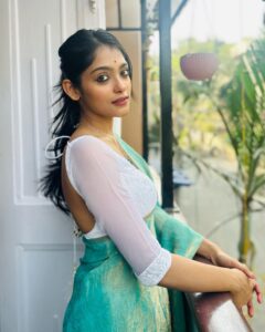 Anusha Viswanathan Instagram - Diwali/Kali Pujo dump. 🩵 To a day I will always cherish and may I never ever forget what every single moment felt like. Truly a day full of love and light. 💛 . . . #diwali #kalipujo #grateful #festive #blessings #bengali #diwalidump #love #loss #hope #wonder #celebration #happiness #festival #tradition #fashion #aesthetic #family #dressedup #saree #chiffon #sareenotsorry