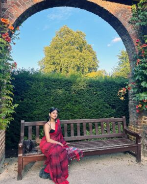 Anusha Viswanathan Instagram - All too well season. 🍁 
.
.
.
#september #alltoowell #swiftie #fall #heartbreak #love #red #saree #sareenotsorry #redsaree #parks #london #vacation #travel #endofsummer #summertan #autumncolours #aesthetic #fashion #music #magic #travelblogger #wanderlust #majormissing #nostalgia #hope #secret #fashionblogger #instablogger