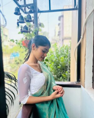 Anusha Viswanathan Instagram - Diwali/Kali Pujo dump. 🩵
To a day I will always cherish and may I never ever forget what every single moment felt like. 
Truly a day full of love and light. 💛
.
.
.
#diwali #kalipujo #grateful #festive #blessings #bengali #diwalidump #love #loss #hope #wonder #celebration #happiness #festival #tradition #fashion #aesthetic #family #dressedup #saree #chiffon #sareenotsorry