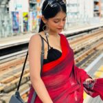 Anusha Viswanathan Instagram - Hello September! ♠️♥️♣️♦️ . . . . #feelitreelit #london #saree #sareenotsorry #sareeinlondon #bengali #bongconnection #mood #trendingaudio #rdburman #retro #retrosunglasses #indian #traveller #trainstation #travelblogger #wanderlust #redandblack #playful #fashion #oldsoul #aesthetics #instareels #travelreels #moodblogger #jhumkas #slowmo