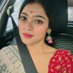Anusha Viswanathan Instagram - কাঁদে তখন আকুল মন… . . . #saraswati #festival #bengali #saree #hope #longing #music #rabindrasangeet #prayersong #aesthetics #love #fashion #sareenotsorry #indian #kolkata #pujo #car #intransit
