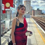 Anusha Viswanathan Instagram - Woke up with a lump in my throat and a stone on my heart. 💙 August truly slipped away into a moment in time. 💔 . . . #endings #story #love #august #summerisalmostover #uk #saree #bengali #sareenotsorry #mood #goodbyes #summertan #fashion #sareeinlondon #jhumka #redandblack #homesick #nostalgic #gul #anuvjain #shades #swiftie #wanderlust #restless #travelblogger #fashionblogger #instablogger