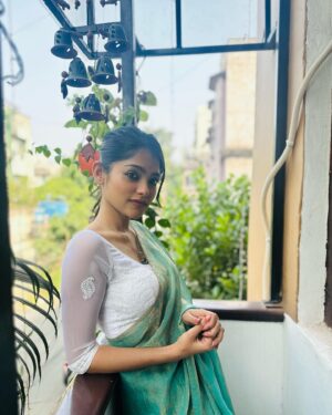 Anusha Viswanathan Instagram - Diwali/Kali Pujo dump. 🩵
To a day I will always cherish and may I never ever forget what every single moment felt like. 
Truly a day full of love and light. 💛
.
.
.
#diwali #kalipujo #grateful #festive #blessings #bengali #diwalidump #love #loss #hope #wonder #celebration #happiness #festival #tradition #fashion #aesthetic #family #dressedup #saree #chiffon #sareenotsorry