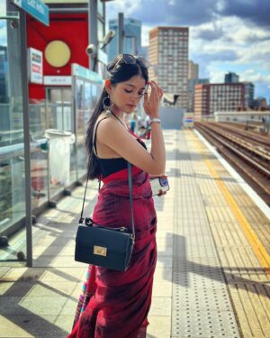 Anusha Viswanathan Instagram - Woke up with a lump in my throat and a stone on my heart. 💙
August truly slipped away into a moment in time. 💔 
.
.
.
#endings #story #love #august #summerisalmostover #uk #saree #bengali #sareenotsorry #mood #goodbyes #summertan #fashion #sareeinlondon #jhumka #redandblack #homesick #nostalgic #gul #anuvjain #shades #swiftie #wanderlust #restless #travelblogger #fashionblogger #instablogger