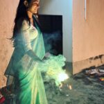 Anusha Viswanathan Instagram - Diwali/Kali Pujo dump. 🩵 To a day I will always cherish and may I never ever forget what every single moment felt like. Truly a day full of love and light. 💛 . . . #diwali #kalipujo #grateful #festive #blessings #bengali #diwalidump #love #loss #hope #wonder #celebration #happiness #festival #tradition #fashion #aesthetic #family #dressedup #saree #chiffon #sareenotsorry