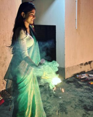 Anusha Viswanathan Instagram - Diwali/Kali Pujo dump. 🩵
To a day I will always cherish and may I never ever forget what every single moment felt like. 
Truly a day full of love and light. 💛
.
.
.
#diwali #kalipujo #grateful #festive #blessings #bengali #diwalidump #love #loss #hope #wonder #celebration #happiness #festival #tradition #fashion #aesthetic #family #dressedup #saree #chiffon #sareenotsorry