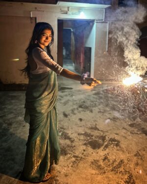Anusha Viswanathan Instagram - Diwali/Kali Pujo dump. 🩵
To a day I will always cherish and may I never ever forget what every single moment felt like. 
Truly a day full of love and light. 💛
.
.
.
#diwali #kalipujo #grateful #festive #blessings #bengali #diwalidump #love #loss #hope #wonder #celebration #happiness #festival #tradition #fashion #aesthetic #family #dressedup #saree #chiffon #sareenotsorry