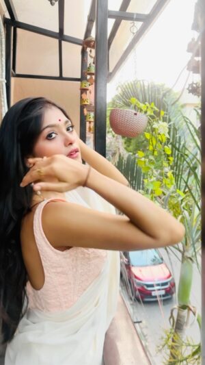 Anusha Viswanathan Instagram - Even in the my dreams I’m running. 
.
.
.
Saree from @noa_kolkata 🤍
#mood #love #loss #longing #desi #bengali #soft #softlove #trendingreels #trendingaudio #saree #white #sareenotsorry #hope #indifference #thebolter #fashion #aesthetics #windchimes #terracotta #littlebalcony #home #homedecor #lifestyleblogger #feelitreelit