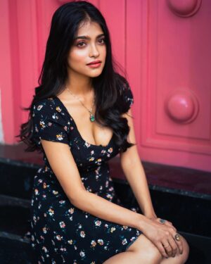 Anusha Viswanathan Instagram - this is me trying 
.
.
.
📸: @subhankarb_photography 🩷
💄 : @sumitdas1095 🖤
.
.
.
#thisismetrying #fall #october #halloween #scorpioseason #scorpiomoon #zodiacgirl #love #pinkandblack #mykindofbarbie #fashion #mood #aesthetic #smileoncue #taylorswift #taylorgirl #ts #witchyvibes #darkandtwisty