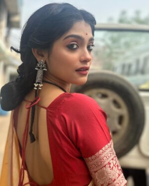 Anusha Viswanathan Instagram - Looking at you,
With love. 🩵
.
.
.
#saree #love #work #shoot #stolenmoment #mood #happy #sareelove #sareenotsorry #shootlife #music #aesthetic #fashion #bengali #kajol #kohleyes #happiness #grateful #fashionblogger #lifestyleblogger #instablogger
