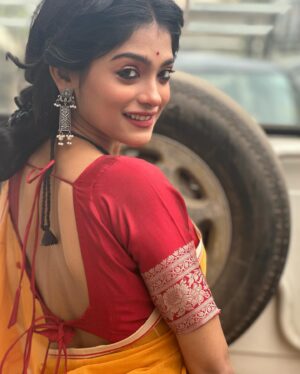 Anusha Viswanathan Instagram - Looking at you,
With love. 🩵
.
.
.
#saree #love #work #shoot #stolenmoment #mood #happy #sareelove #sareenotsorry #shootlife #music #aesthetic #fashion #bengali #kajol #kohleyes #happiness #grateful #fashionblogger #lifestyleblogger #instablogger