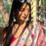 Anusha Viswanathan Instagram - “আমার পরানে যে গান বাজিছে তাহার তালটি শিখো তোমার চরণমঞ্জীরে…” Dol was quiet, calm, peaceful, full of music and drenched in love. 🩵🩷💙❤️💛 Thank you @adi2gupta for these sunny clicks! 💗 . . . #colours #holi #dol #bhalobeshesokhi❤ #rabindrasangeet #saree #retrovibes #polkadots #mood #love #music #happiness #festive #sareenotsorry #hope #warmth #sunlight #sunshine #aesthetic