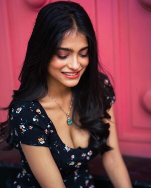 Anusha Viswanathan Instagram - this is me trying 
.
.
.
📸: @subhankarb_photography 🩷
💄 : @sumitdas1095 🖤
.
.
.
#thisismetrying #fall #october #halloween #scorpioseason #scorpiomoon #zodiacgirl #love #pinkandblack #mykindofbarbie #fashion #mood #aesthetic #smileoncue #taylorswift #taylorgirl #ts #witchyvibes #darkandtwisty