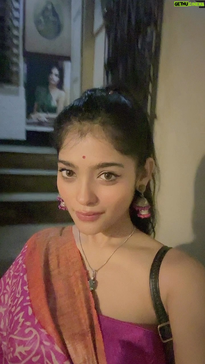 Anusha Viswanathan Instagram - Nobomi feels! 🩷 . . . #nobomi #sareenotsorry #love #happy #pink #stairs #fashion #aesthetics #wingedeyeliner #mood #pujo #pujoblues #withyou #dressedup #festiveseason #durgapujo #bengali #feelitreelit #reeling #offshoulder