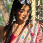 Anusha Viswanathan Instagram - “আমার পরানে যে গান বাজিছে তাহার তালটি শিখো তোমার চরণমঞ্জীরে…” Dol was quiet, calm, peaceful, full of music and drenched in love. 🩵🩷💙❤️💛 Thank you @adi2gupta for these sunny clicks! 💗 . . . #colours #holi #dol #bhalobeshesokhi❤ #rabindrasangeet #saree #retrovibes #polkadots #mood #love #music #happiness #festive #sareenotsorry #hope #warmth #sunlight #sunshine #aesthetic