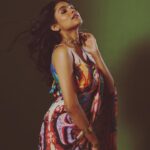 Anusha Viswanathan Instagram - I believe in the butterfly effect. 🦋 . . . P.S: Pujo ashcheeee!!! . . . #saree #throwbackthursday #love #mood #windinmyhair #sareenotsorry #bollywood #bengali #rani #bonggirl #fashion #photoshoot #aesthetic #choker #instablogger #fashionblogger #pujoashche