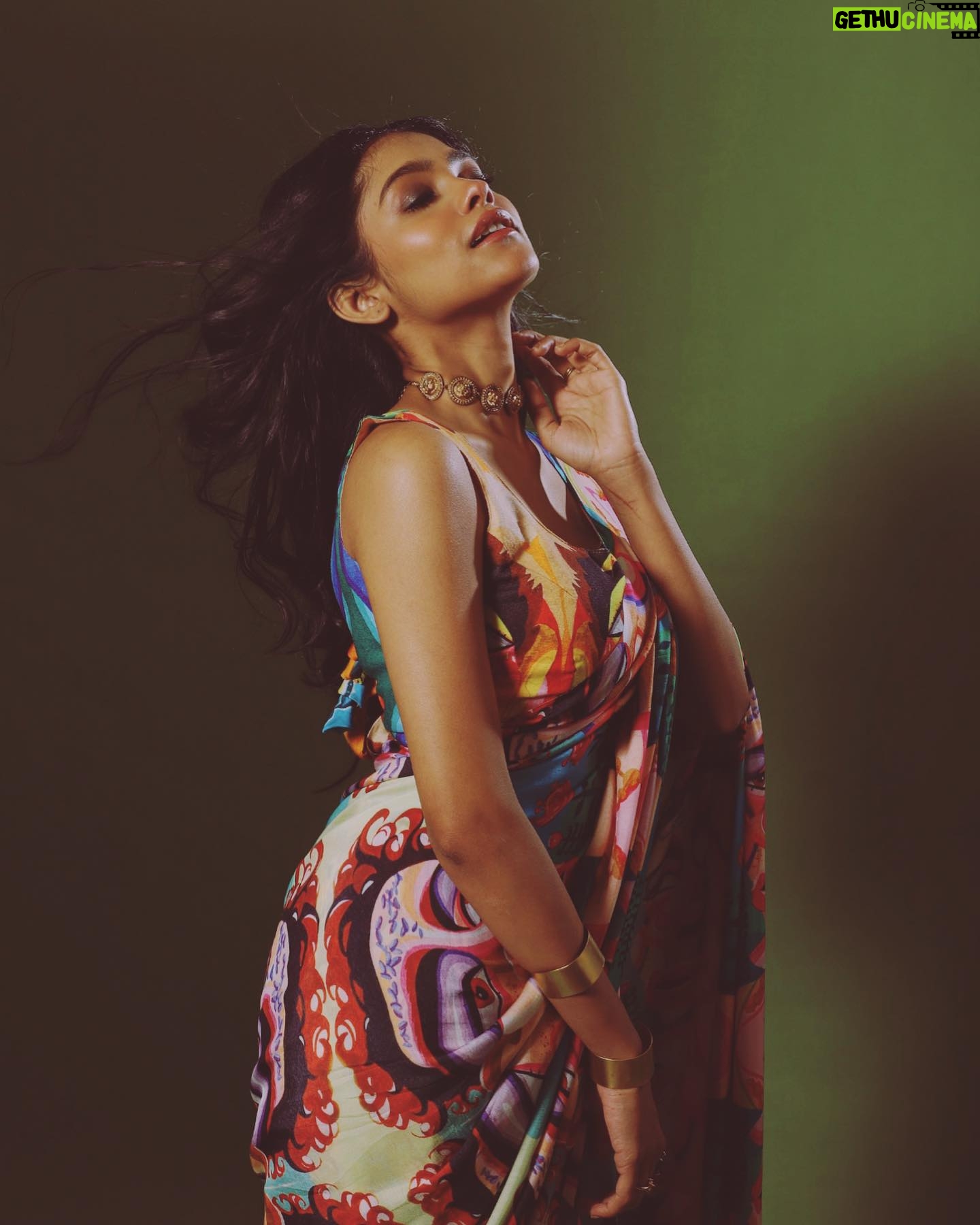 Anusha Viswanathan Instagram - I believe in the butterfly effect. 🦋 . . . P.S: Pujo ashcheeee!!! . . . #saree #throwbackthursday #love #mood #windinmyhair #sareenotsorry #bollywood #bengali #rani #bonggirl #fashion #photoshoot #aesthetic #choker #instablogger #fashionblogger #pujoashche