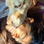 Anusha Viswanathan Instagram - Muimui দায়িত্ব নিয়ে attacking my blues.🤍 Thank you for capturing this priceless moment @adi2gupta 🌹 . . . #puppylove #warm #love #hope #peace #joy #lover #beyondlove #pricelessmoments #doggo #doggolove #licks #kisses #doglover #aesthetic #sunlight #sunkissed #beachhouse #happyafternoons