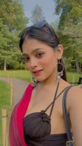 Anusha Viswanathan Instagram - ❤️ 🖤 . . . #redandblack #majormissing #throwback #london #love #reeling #trendingaudio #feelitreelit #saree #sareenotsorry #travel #travelblogger #bengali #bong #kohleyes #kajal #wanderlust #aesthetic #hope #love #anuvjain #vibes #summer #fall #jhumka #sunny #shades