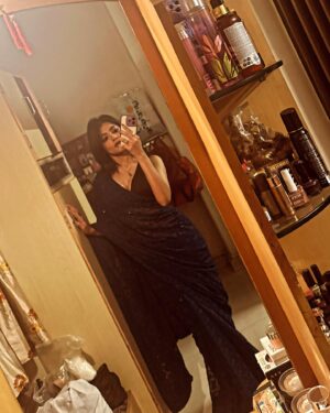 Anusha Viswanathan Instagram - Dressed as midnight rain on Ashtami. 🖤
.
.
.
#love #mood #pujoblues #ashtami #durgashtami #midnightrain #ootn #pujo #bengali #nosering #fashion #festive #siren #happy #fashionblogger #travelblogger #instablogger #aesthetics