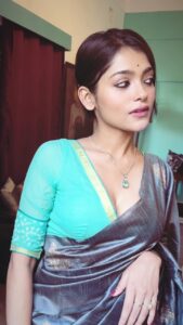 Anusha Viswanathan Instagram - Throwback to a beautiful, beautiful Shoptomi. 🩵 . . . #throwback #missing #durgapujo #love #hope #saree #sareelove #sareenotsorry #mood #trendingaudio #feelitreelit #happiness #ada #greyandblue #fashion #aesthetic #bengali #bengaligirl #lifestyleblogger