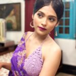 Anusha Viswanathan Instagram - #throwback to a different era. 💜 . . . 💄 and 📸: @brushofpritam 🦋 . . . #retro #purple #love #hope #vintage #chiffon #bengali #saree #sareenotsorry #lavenderhaze #filmy #fashion #aesthetics #romantic #shy #shotoniphone #home #fashionblogger #instablogger