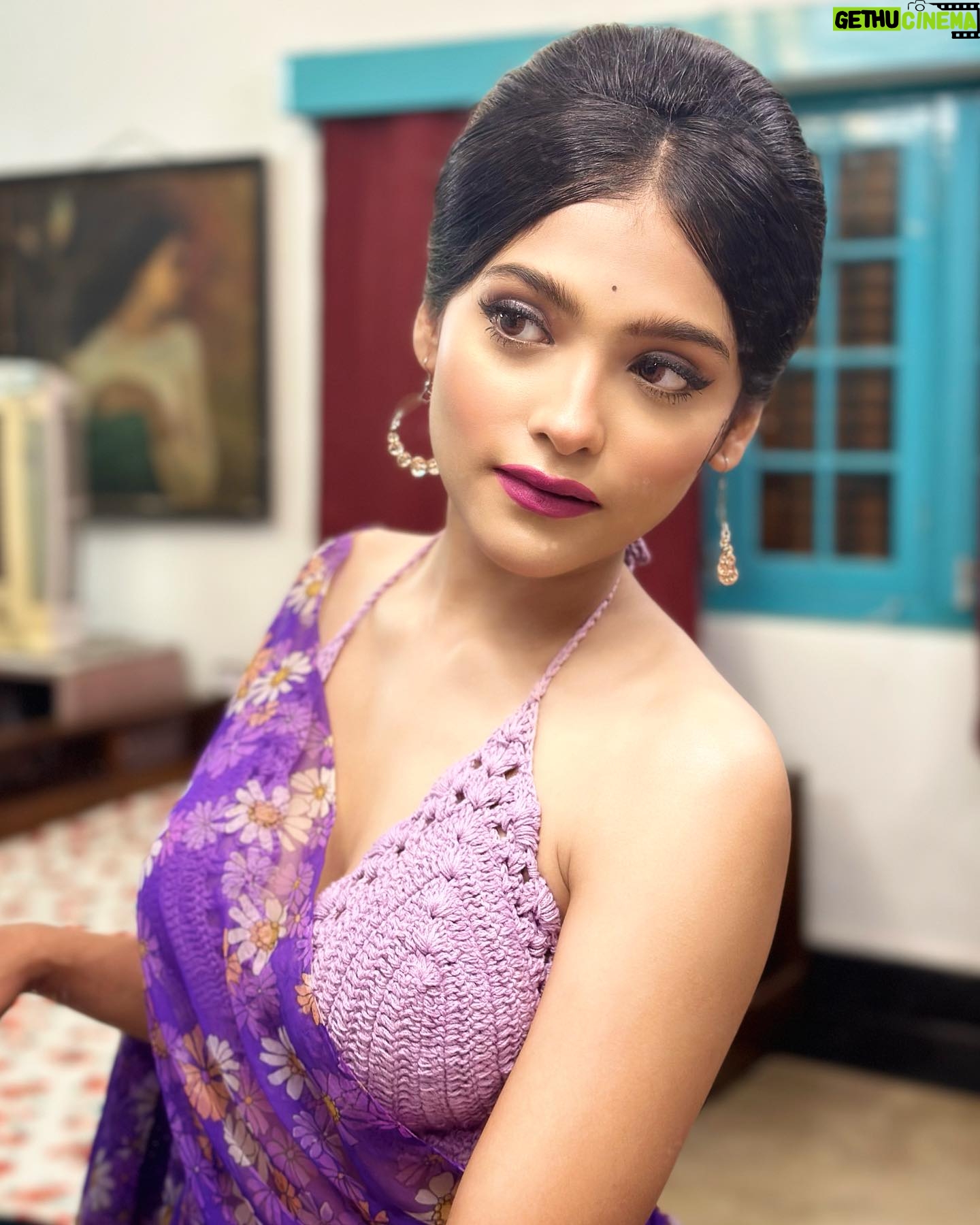Anusha Viswanathan Instagram - #throwback to a different era. π . . . π and πΈ: @brushofpritam π¦ . . . #retro #purple #love #hope #vintage #chiffon #bengali #saree #sareenotsorry #lavenderhaze #filmy #fashion #aesthetics #romantic #shy #shotoniphone #home #fashionblogger #instablogger