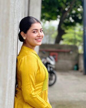 Anushka Goswami Instagram - 🌼💛

📸 @riaz_laskar thank you 😁🫢

#morning #smile #love