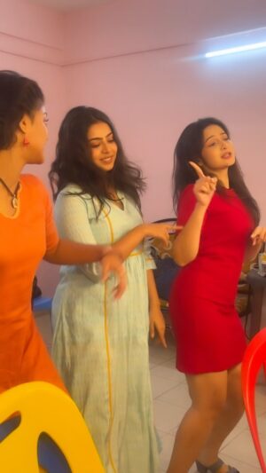 Anushka Goswami Instagram - মন খারাপ? ঘুম পাচ্ছে? বোরিং লাগছে? জীবনে কী করবে বুঝতে পারছনা?

হরি বল বলে ,
দুঃখকে ঝেড়ে ফেলে
মন খুলে নেচে নাও❤️

@kamalika.majumder.96 🤳

#morningmotivation #morningvibes #friendshipgoals #makeuproom #behindthescenes #gantchhora #family #explorepage