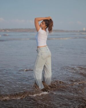 Anushka Luhar Instagram - “Meet me where the sky touches the sea”🌊 
// A no makeup, no edit series🤌🏻

#oceanwaves #exploremore #beachlife #instadaily #anushkaluhar #waterbaby