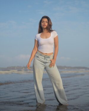 Anushka Luhar Instagram - “Meet me where the sky touches the sea”🌊 
// A no makeup, no edit series🤌🏻

#oceanwaves #exploremore #beachlife #instadaily #anushkaluhar #waterbaby