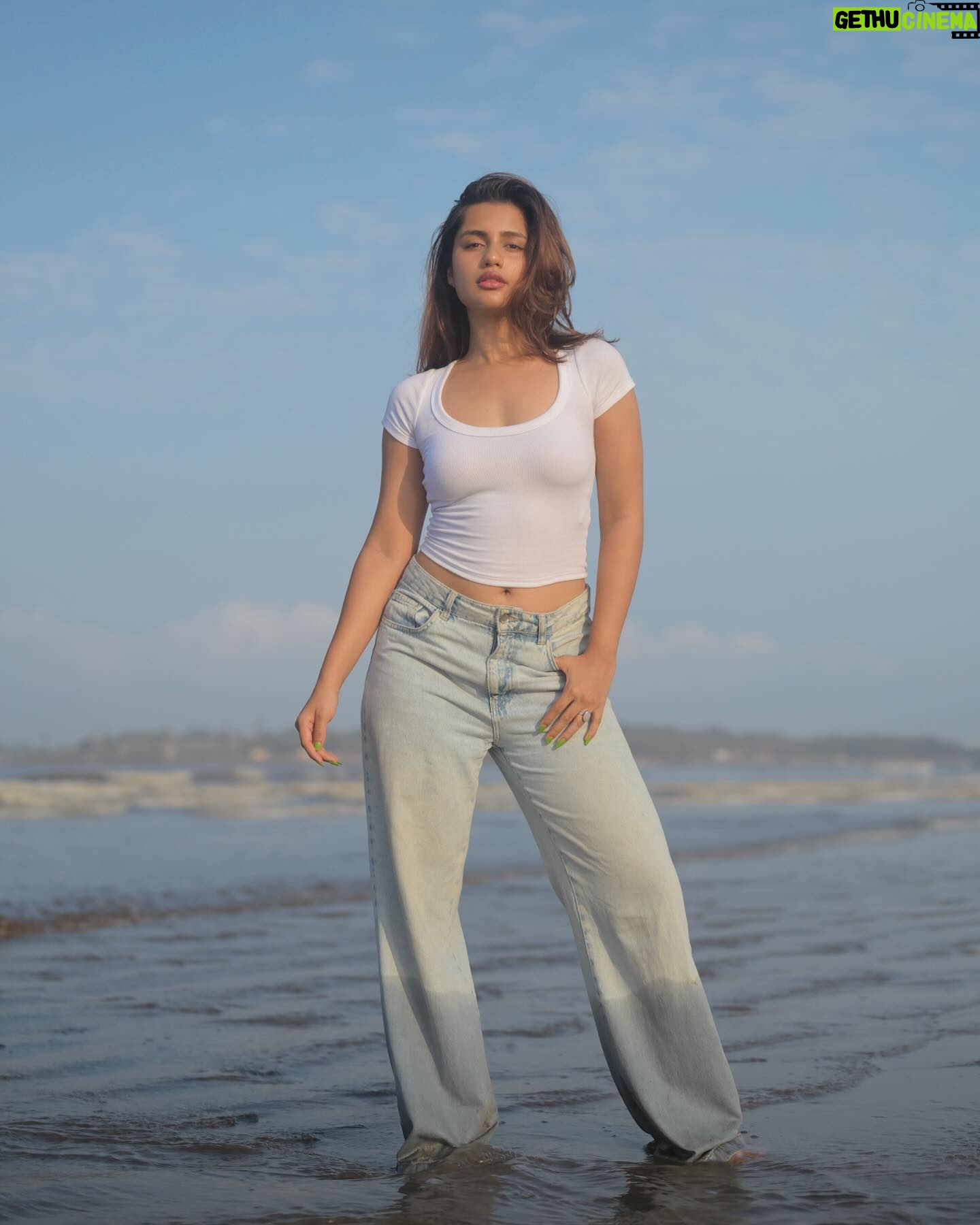 Anushka Luhar - 3.9K Likes - āMeet me where the sky touches the seaāš
// A no makeup, no edit seriesš¤š»
#oceanwaves #exploremore #beachlife #instadaily #anushkaluhar #waterbaby