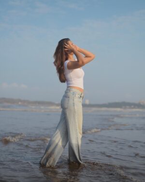 Anushka Luhar Instagram - “Meet me where the sky touches the sea”🌊 
// A no makeup, no edit series🤌🏻

#oceanwaves #exploremore #beachlife #instadaily #anushkaluhar #waterbaby
