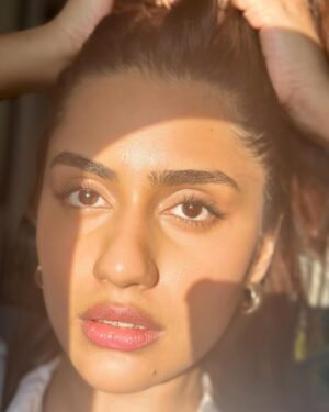 Anushka Luhar Instagram - The sun was the paid actor here ☀️
*Absolutely no kind of editing has gone into these pictures, it’s as raw as it can get* 🌸 
Also, pictures by me