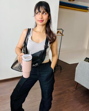 Anushka Luhar Instagram - Bangs or no bangs?