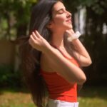 Anvesha Vij Instagram - Glow up with @dotandkey.skincare! Enhance your skin with their Vitamin C E Moisturizer and SPF 50 Sunscreen for that radiant glow all day long. Use the code “ANVESHA20” for exclusive discounts on your order. #AD #DotAndKey #SkinCareGoals 🌞