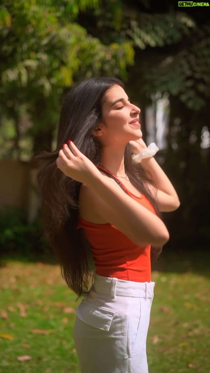 Anvesha Vij Instagram - Glow up with @dotandkey.skincare! Enhance your skin with their Vitamin C E Moisturizer and SPF 50 Sunscreen for that radiant glow all day long. Use the code “ANVESHA20” for exclusive discounts on your order. #AD #DotAndKey #SkinCareGoals 🌞