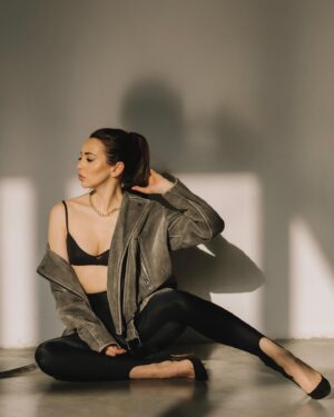 Anzhelika Kashirina Instagram - Непростительно пылятся эти фотографии в альбоме:)

Ph @ph.kdarya 🖤