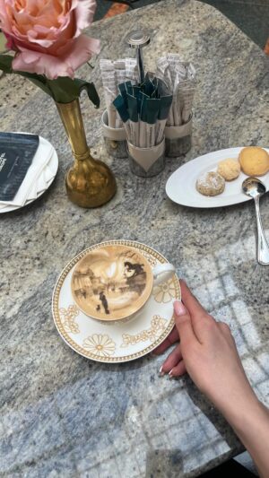 Anzhelika Kashirina Instagram - Полностью окультуренная, впитавшая дворцы и музеи Петербурга:)

Перевыполнила план шагомера. 
Пора уносить свои ноги в Москву..😮😅

До встречи, любимый Питер🖤
