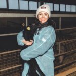 Anzhelika Kashirina Instagram - Эта фотография заслуживает того, чтобы быть в моей ленте. Не каждый день с козочками фотографируюсь. Хотя…🤔😂 ⠀ Поездка в Углич в выходные была очень насыщенной. Посетили ферму @ouglechepole и узнали через какие сложные этапы проходит производство органических молочных продуктов. А главное с какой любовью всё это производиться. ⠀ А вечером для нас открыли двери музея сыра на территории Угличском сыродельно-молочного заводе. Интерактивный музей, где можно узнать о том, как зародилось и развивалось сыроварение в России. И конечно, продегустировать вкуснейшие сыры🧀 ⠀ Спасибо @catch.agency_ @mariadekalma @vshelyagova за это увлекательное путешествие🤍