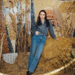 Anzhelika Kashirina Instagram - Эта фотография заслуживает того, чтобы быть в моей ленте. Не каждый день с козочками фотографируюсь. Хотя…🤔😂 ⠀ Поездка в Углич в выходные была очень насыщенной. Посетили ферму @ouglechepole и узнали через какие сложные этапы проходит производство органических молочных продуктов. А главное с какой любовью всё это производиться. ⠀ А вечером для нас открыли двери музея сыра на территории Угличском сыродельно-молочного заводе. Интерактивный музей, где можно узнать о том, как зародилось и развивалось сыроварение в России. И конечно, продегустировать вкуснейшие сыры🧀 ⠀ Спасибо @catch.agency_ @mariadekalma @vshelyagova за это увлекательное путешествие🤍