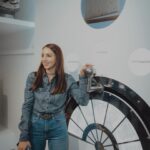 Anzhelika Kashirina Instagram - Эта фотография заслуживает того, чтобы быть в моей ленте. Не каждый день с козочками фотографируюсь. Хотя…🤔😂 ⠀ Поездка в Углич в выходные была очень насыщенной. Посетили ферму @ouglechepole и узнали через какие сложные этапы проходит производство органических молочных продуктов. А главное с какой любовью всё это производиться. ⠀ А вечером для нас открыли двери музея сыра на территории Угличском сыродельно-молочного заводе. Интерактивный музей, где можно узнать о том, как зародилось и развивалось сыроварение в России. И конечно, продегустировать вкуснейшие сыры🧀 ⠀ Спасибо @catch.agency_ @mariadekalma @vshelyagova за это увлекательное путешествие🤍