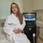 Anzhelika Kashirina Instagram - Я конечно же, очень люблю солнце. И оно отвечает мне взаимностью. Следы этой любви можно заметить и на моей коже- в виде пигментации🤭 Сегодня пробую новейшую процедуру white gloss от @almalasers_russia, которая с помощью двойного воздействия лазера и света не только избавит от любого пигмента, но и омолаживает кожу. Процедура абсолютно безболезненная и комфортная! Я чуть не заснула 😅 Происходит в несколько этапов со сменой насадок. Лифтинг омоложение и устранение пигментации. После процедуры нет покраснений. Можно сразу выходить после неё в свет✨ И не забываем наносить spf крем:) Кстати, делала в клинике Gen87 Реклама. «ООО ИНДУСТРИЯ ЗДОРОВЬЯ И КРАСОТЫ» Erid:3apb1Qrwwr2uBg1ZDH7norUUnvPmyWhYBbcxhyspHYNjZ
