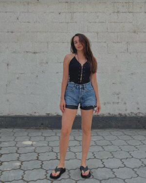 Anzhelika Kashirina Instagram - Притомлённая жаришкой в городе Бишкек.
Плюс 37 вчера, но сегодня похолодание..плюс 31🤪