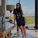Anzhelika Kashirina Instagram - Идеальные гастроли это когда утром искупалась в море, а вечером играешь спектакль💙 А с идеальным загаром вышел промах))) Следующие спектакли #охотанамужчин 🎭 1 августа - Новороссийск 2 августа- Сочи