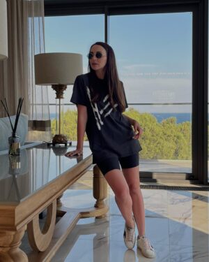 Anzhelika Kashirina Instagram - Идеальные гастроли это когда утром искупалась в море, а вечером играешь спектакль💙
А с идеальным загаром вышел промах)))
Следующие спектакли #охотанамужчин 🎭
1 августа - Новороссийск
2 августа- Сочи