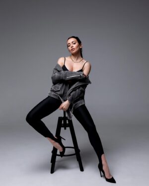 Anzhelika Kashirina Instagram - Всё дело в легинсах..😉
⠀
И в талантливых руках :
📸 @ph.kdarya
Muah @irinayanilova