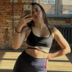 Anzhelika Kashirina Instagram - Укрощение непослушного тела. Танцы и спорт то, что провоцирует работать мои эндорфины и меня. В танцах еще и память тренирую, каждое занятие у нас новый танцевальный кусок. Хожу, когда успеваю и могу. А скоро ещё и бегать начну:) Dance class @bayak.anastasia 🪩