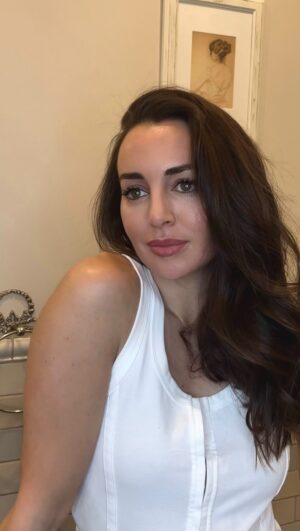 Anzhelika Kashirina Instagram - Честно? Я в него не верила. 
Редко какому-нибудь прибору удавалось закрутить и уложить мои тяжёлые, прямые, густые волосы( да хвастаюсь😅) 

Но фен- стайлер @bork_com отлично справился с этой задачей. Понадобилось буквально пару минут, чтобы подружиться с ним, а дальше..смотрите видео до конца! 
Это любовь с первого взгляда, то есть локона😍