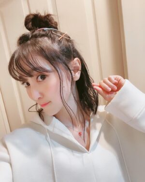 Aoi Koga Instagram - 久しぶりの投稿です。すみませんっ💦
昨日の写真！
メイクさんのヘアアレンジがいつもかわいくて
ウキウキします^ ^
ありがとうございます。
次はどんな髪型がいいかなあ〜♪
#こがさんぽ 
#皆さんはどんな髪型やヘアアレンジが好きですか？
